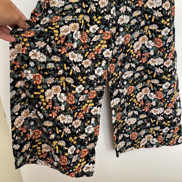 O’Neill Juniors: Floral Print Wide Leg Crop Jumpsuit w Front Buttons - Picture 3 of 5